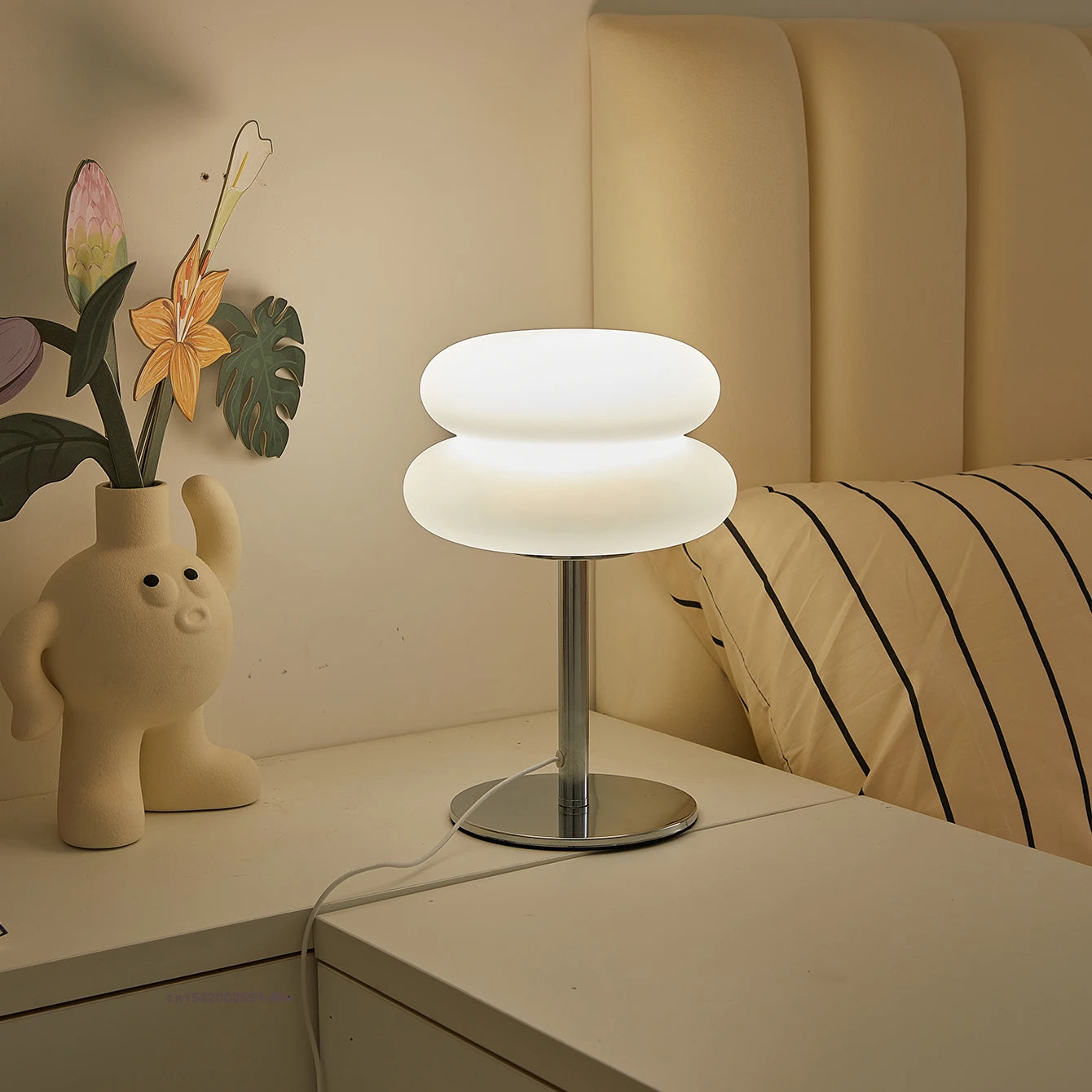 Elegante Schlafzimmer-Nachttischlampe im cremigen Stil – Dimmbar, dreifarbig & mit USB-Stecker für perfekte Atmosphäre