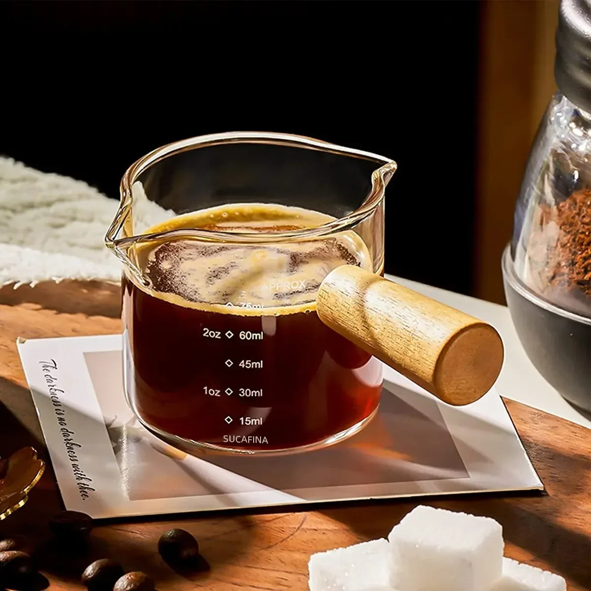 Glas Messbecher mit Holzgriff – Perfekt für Espresso, Milch & Kaffee