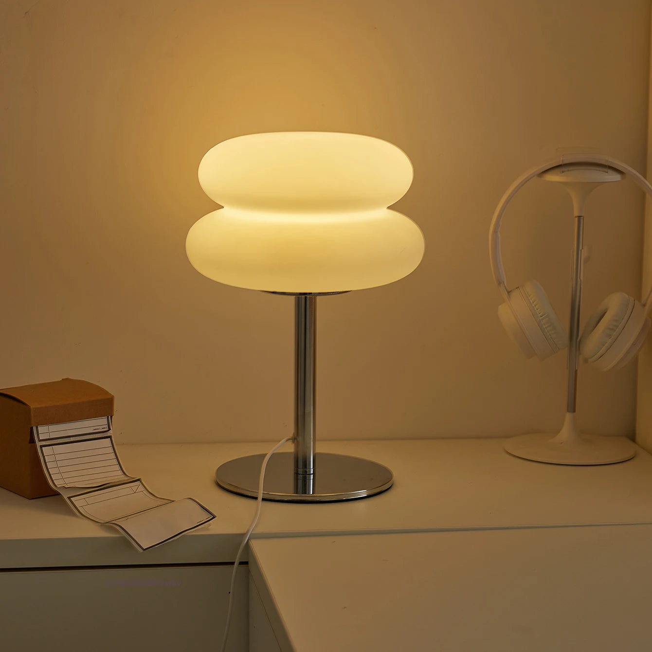 Elegante Schlafzimmer-Nachttischlampe im cremigen Stil – Dimmbar, dreifarbig & mit USB-Stecker für perfekte Atmosphäre