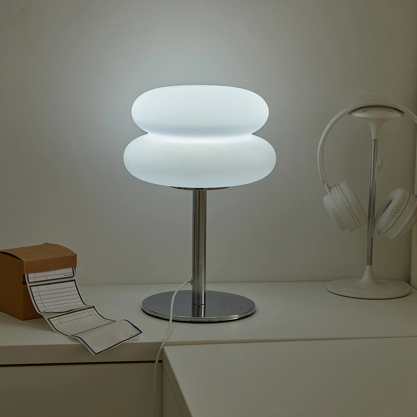 Elegante Schlafzimmer-Nachttischlampe im cremigen Stil – Dimmbar, dreifarbig & mit USB-Stecker für perfekte Atmosphäre