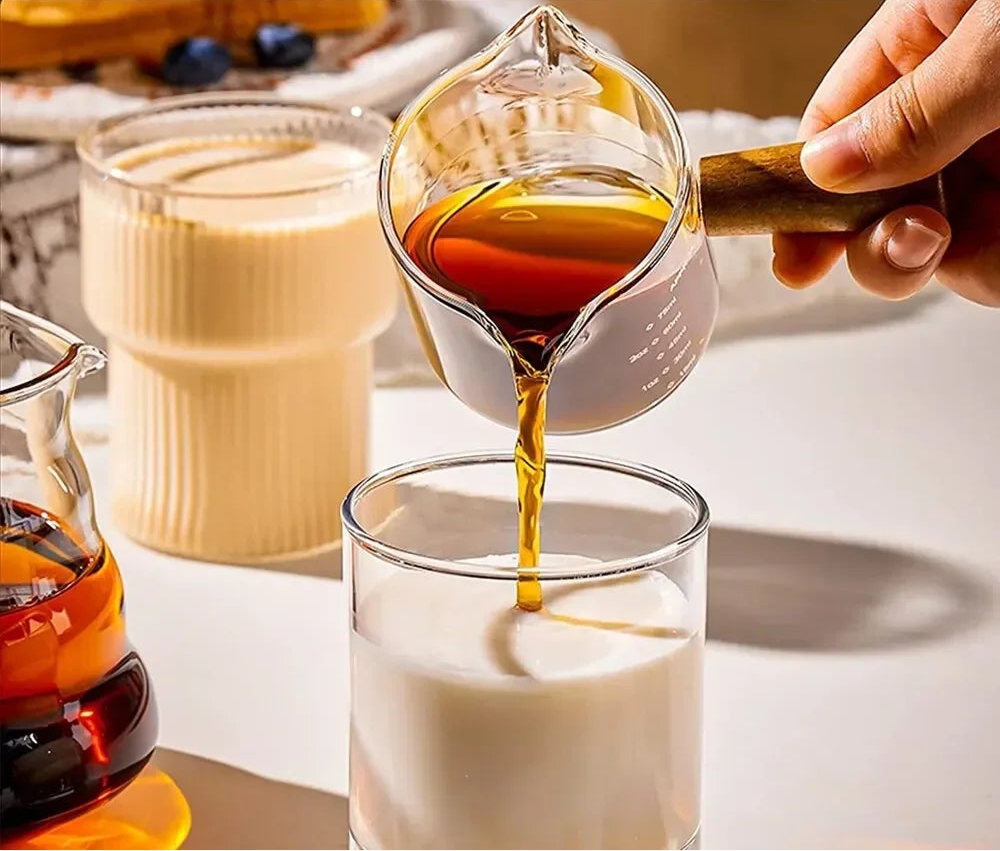 Glas Messbecher mit Holzgriff – Perfekt für Espresso, Milch & Kaffee