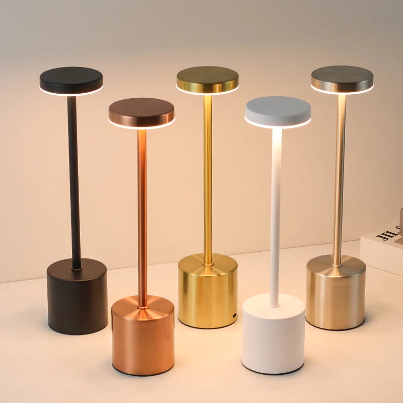 Klassische Metall-Tischlampe mit Berührungssensor – Wiederaufladbar, 3 Lichtfarben, Dimmbar, Kreatives Umgebungslicht für Schreibtisch, Bar & Nachtlicht