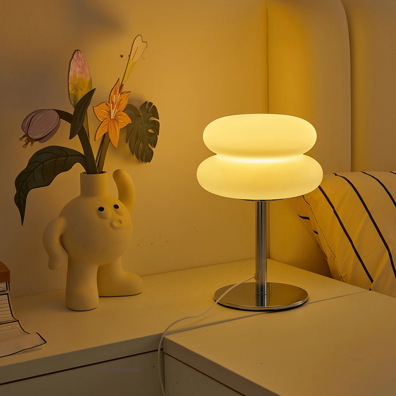 Elegante Schlafzimmer-Nachttischlampe im cremigen Stil – Dimmbar, dreifarbig & mit USB-Stecker für perfekte Atmosphäre
