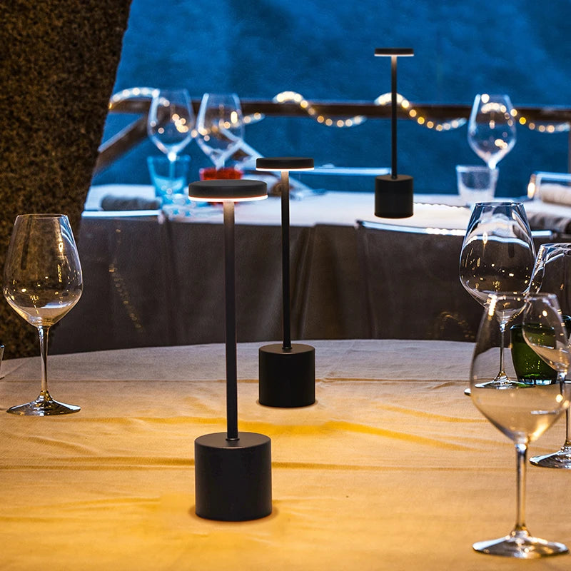 Klassische Metall-Tischlampe mit Berührungssensor – Wiederaufladbar, 3 Lichtfarben, Dimmbar, Kreatives Umgebungslicht für Schreibtisch, Bar & Nachtlicht
