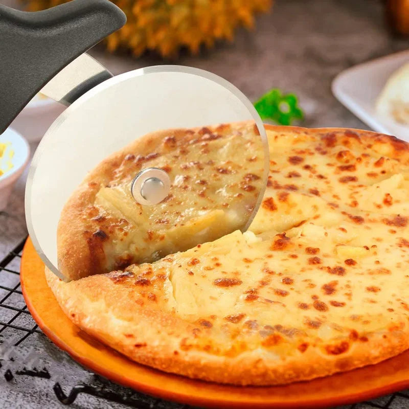 Edelstahl Pizzaschneider – Scharfes Pizza Messer mit ergonomischem Griff für perfekte Schnitte
