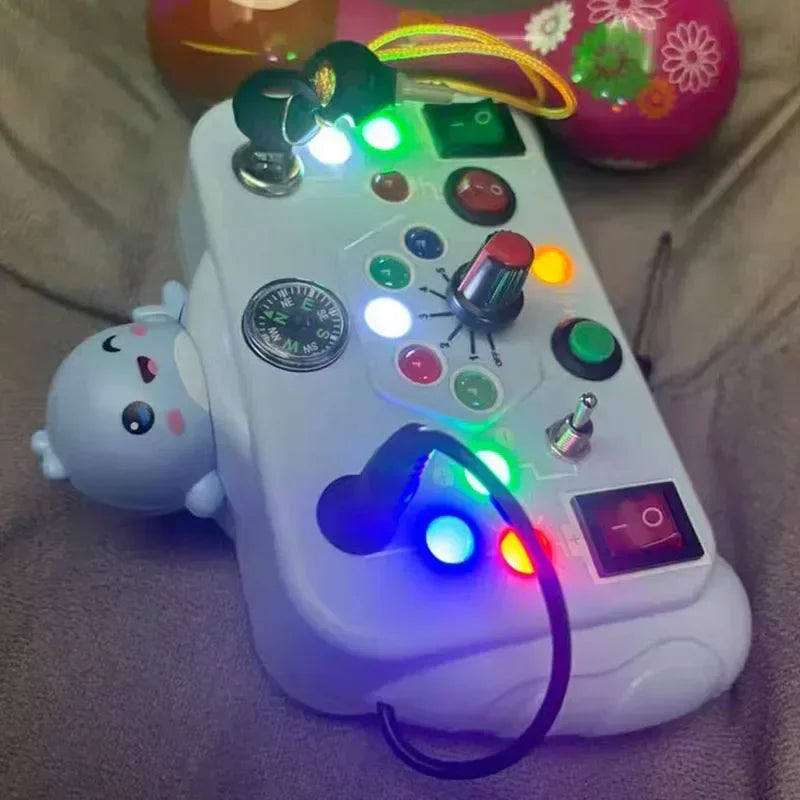 Montessori Busy Board – Sensorisches Spielzeug mit LED-Lichtschalter | Perfekt für Reisen & spielerisches Lernen
