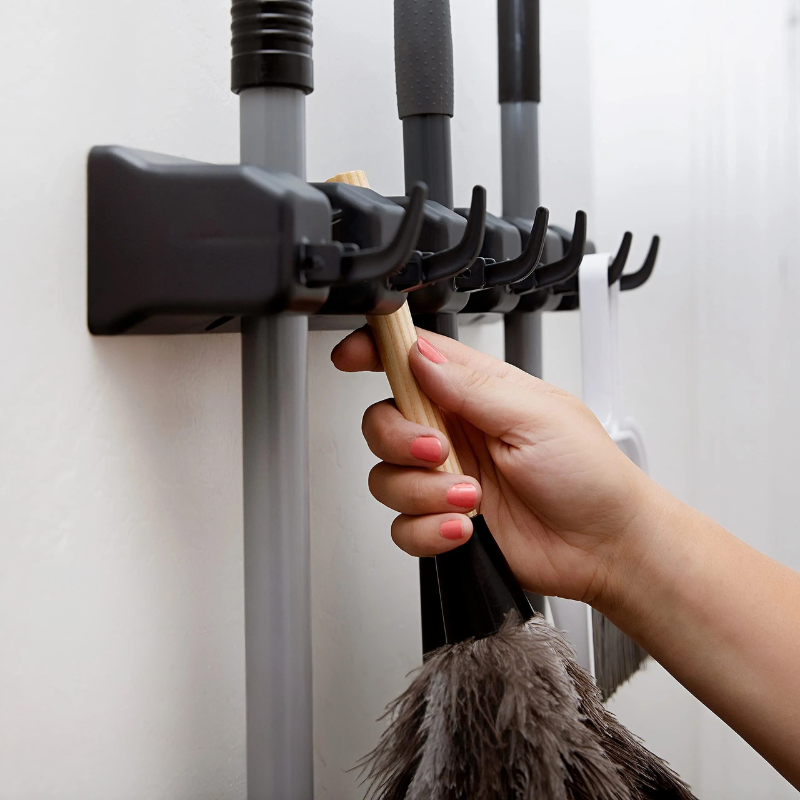 Wandmontierter Mopphalter – Ordnung & Platz sparen in Küche, Garage und Haushalt