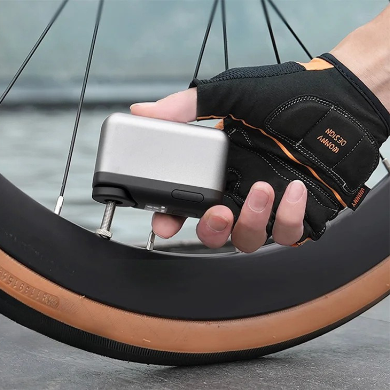 PRO Mini Elektrische Fahrradpumpe – Kabellos, Schnell & Kompakt (120 PSI, 450 mAh Akku, Digitalanzeige)